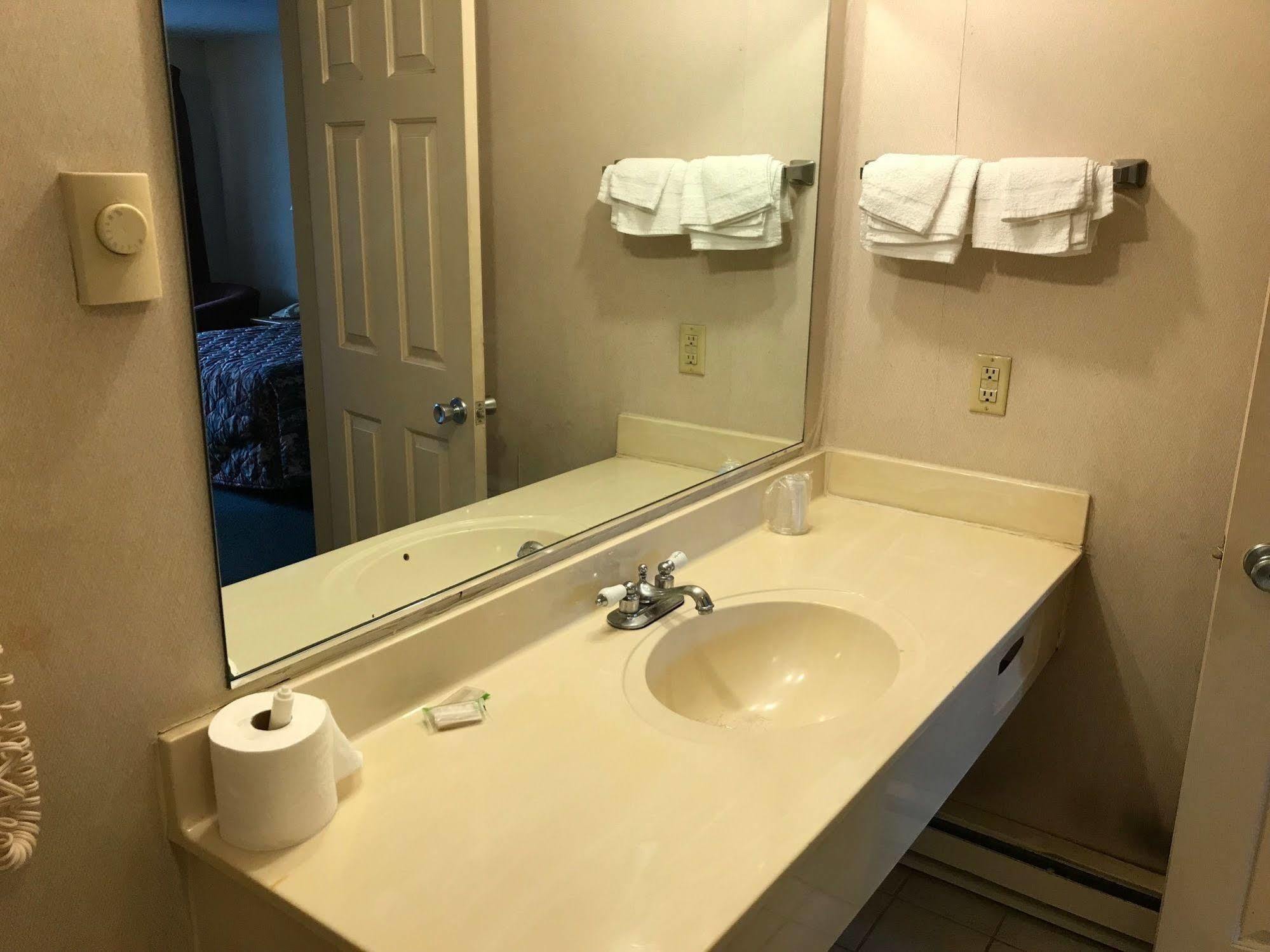 Economy Lodge 682 Main St Sturbridge Exteriör bild
